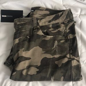 Distressed camo skinny jeans nwt